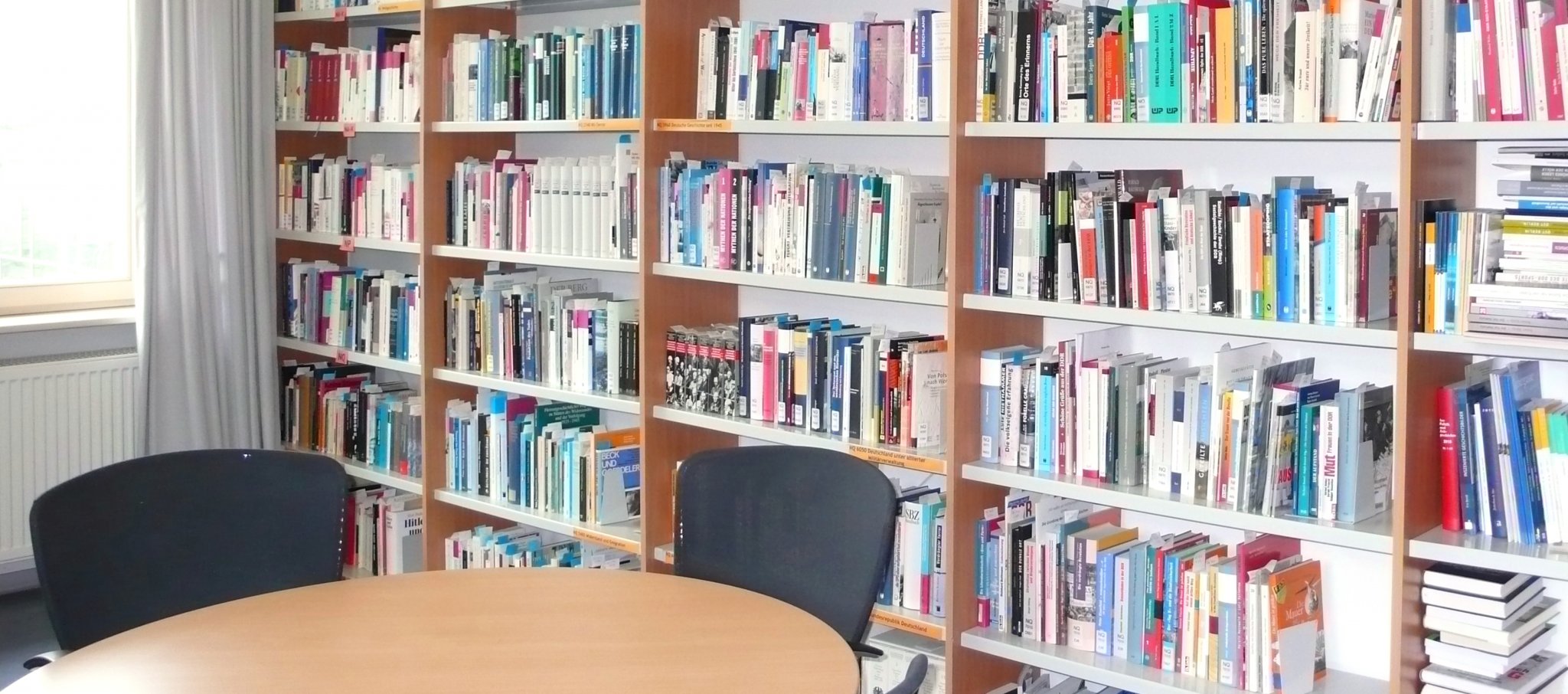 Im Lesesaal der Bibliothek der Stiftung Ettersberg